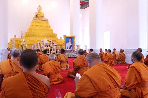 พระสงฆ์ระดับพระสังฆาธิการ สวดเจริญพระพุทธมนต์ให้พ่อเมืองสมุทรสาครปลอดภัย