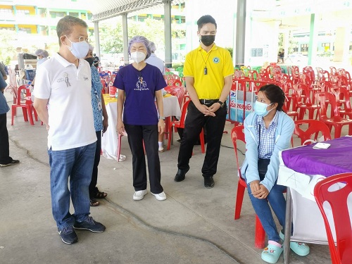 ผู้ว่าปู ลงพื้นที่จุดฉีดวัคซีนให้กำลังใจบุคลากรทางการแพทย์ และพี่น้องประชาชนที่มาฉีดวัคซีน