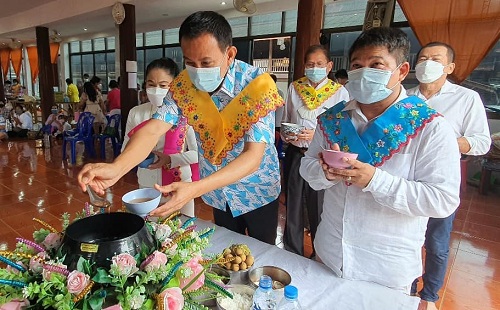 ประธานสภาวัฒนธรรมอำเภอเมืองฯ ร่วมสืบสานประเพณีตักบาตรน้ำผึ้ง อนุรักษ์วัฒนธรรม ประเพณีไทยรามัญ