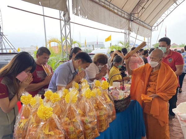 บริษัท นีโอ เอสเค. จำกัด ทำบุญตักบาตรเทโว วันออกพรรษา รักษาประเพณีอันดีงามของไทย