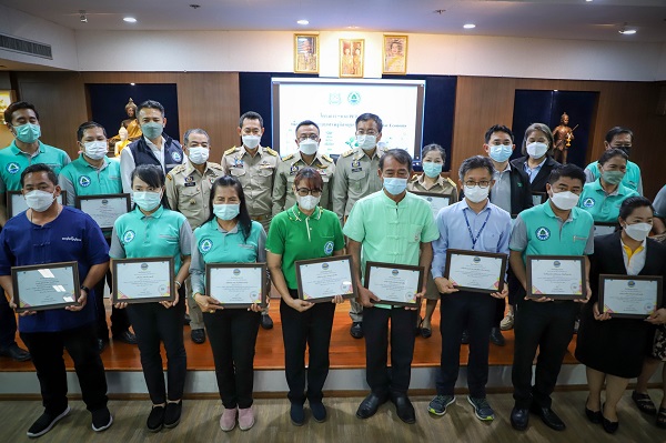 ผู้ว่าฯ สมุทรสาคร มอบประกาศเกียรติคุณให้หน่วยงาน สถานประกอบการที่รวบรวมขวดพลาสติก ตามโครงการ“ขวด PET…รักษ์โลก”