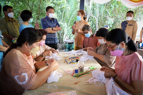 สมุทรสาครจัดกิจกรรมทำผ้ามัดย้อมเพื่อต่อยอดลายพระราชทาน “ผ้าขิดลายนารีรัตนราชกัญญา” เพื่อเฉลิมพระเกียรติ เจ้าฟ้าสิริวัณณวรีฯ