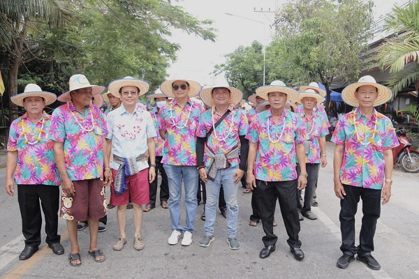 ปลัดแต ร่วมสืบสานวัฒนธรรมประเพณีสงกรานต์วัดคลองตันฯ บรรยากาศเต็มไปด้วยความสดใสสนุกสนาน