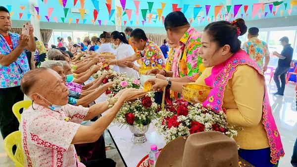 ผู้นำชุมชนตำบลท่าทราย ร่วมสืบสานวัฒนธรรมประเพณีสงกรานต์ รดน้ำ ดำหัว ผู้สูงอายุ