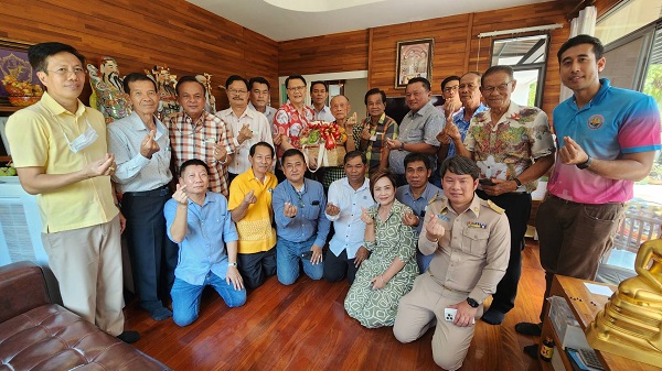 ประธานสภา อบจ.สค. นำทีม ส.อบจ. เข้าอวยพรวันคล้ายวันเกิด “เฮียม้อ” ที่บ้านพอร์โต้ชิโน่