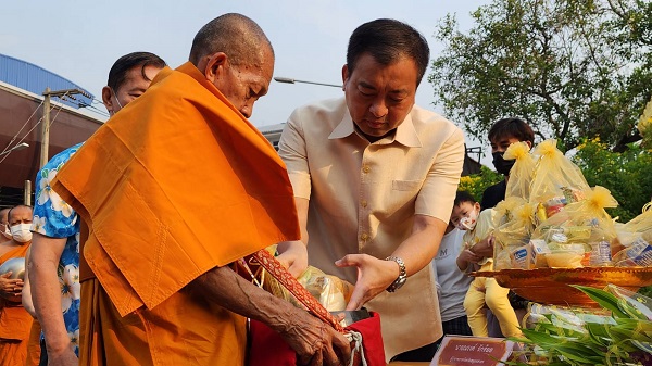 คนสมุทรสาคร ร่วมใจทำบุญตักบาตรวันสงกรานต์ เสริมความเป็นสิริมงคลวันปีใหม่ไทย