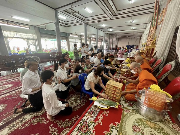 ครอบครัว “วัฒนาพร” ร่วมทำบุญถวายจตุปัจจัยไทยธรรมแด่พระสงฆ์ อุทิศส่วนกุศลให้ญาติผู้ล่วงลับ