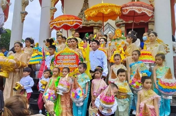 “จ่าตุ๊” บางโทรัด จัดงานบุญใหญ่ บวชหลาน 3 คน แขกผู้ใหญ่ร่วมงานจำนวนมาก