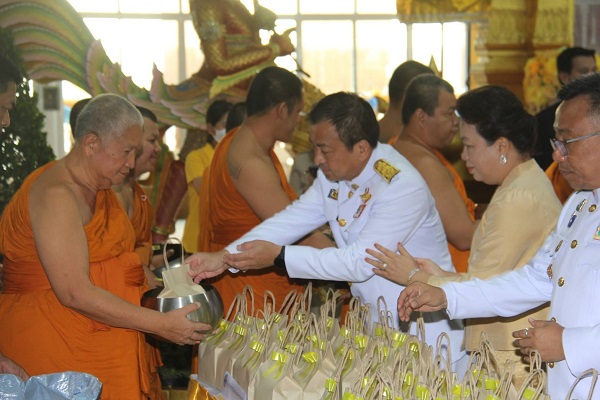 ชาวสมุทรสาครร่วมใจทำบุญตักบาตรถวายพระราชกุศลเฉลิมพระเกียรติพระบาทสมเด็จพระเจ้าอยู่หัวฯ เนื่องในโอกาสวันเฉลิมพระชนมพรรษา