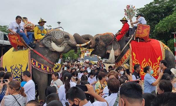 ทต.สวนหลวง แห่เทียนพรรษา – ลอดซุ้มช้าง “สืบสานประเพณี สร้างเสริมความดี หนุนมงคลชีวิต”