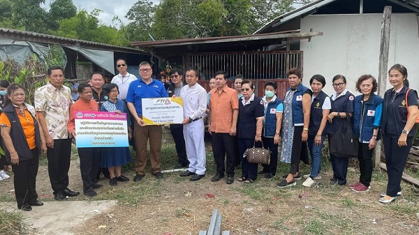 สภาอุตสาหกรรม จ.สมุทรสาคร ร่วมมอบเงินช่วยเหลือปรับปรุงบ้านผู้ยากไร้พื้นที่ อ.บ้านแพ้ว