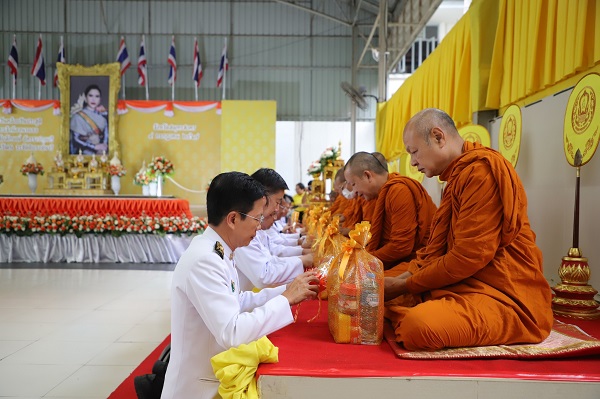 ประชาชนสมุทรสาครร่วมทำบุญตักบาตรเนื่องในวันประสูติสมเด็จพระเจ้าน้องนางเธอ เจ้าฟ้าจุฬาภรณวลัยลักษณ์ อัครราชกุมารี กรมพระศรีสวางควัฒน วรขัตติยราชนารี