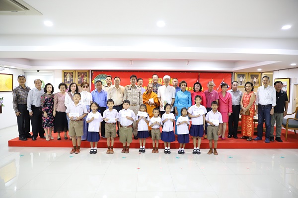 มูลนิธิพิพิธภัณฑ์ภาพเขียนพู่กันจีนร้อยตระกูลแซ่โลกมอบทุนการศึกษาให้นักเรียนเรียนดีแต่ขาดแคลนทุนทรัพย์