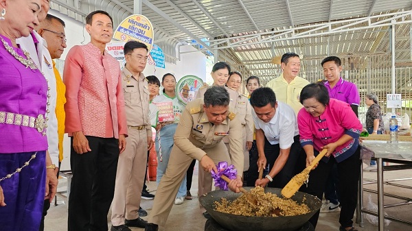 1 ปี มีครั้งเดียว “กวนกระยาสารท” ประเพณี วัฒนธรรม งานบุญเดือนสิบ ยุทธศาสตร์ พลังสามัคคี ของชุมชน ตำบลบางกระเจ้า